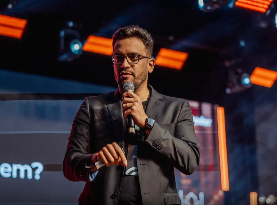 Dyego Fazolli no palco, em evento da Amazon