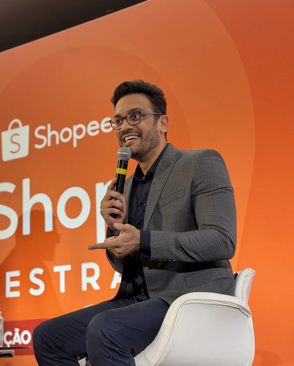 Dyego Fazolli palestrando em evento da Shopee